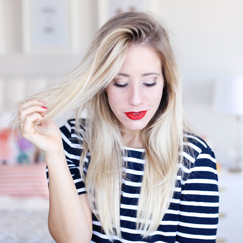 Gorgeous hair is the best accessory. Do you want to know how to blow dry your hair with a round brush?