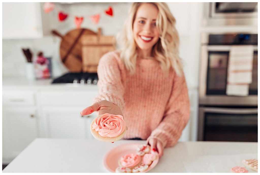 3 fail proof ways to frost Valentines Sugar Cookies how to frost sugar cookies with twistmepretty.com