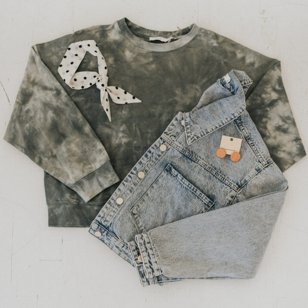 Tie dye sweatshirt and a denim jacket both make the perfect wardrobe staples this fall and winter!